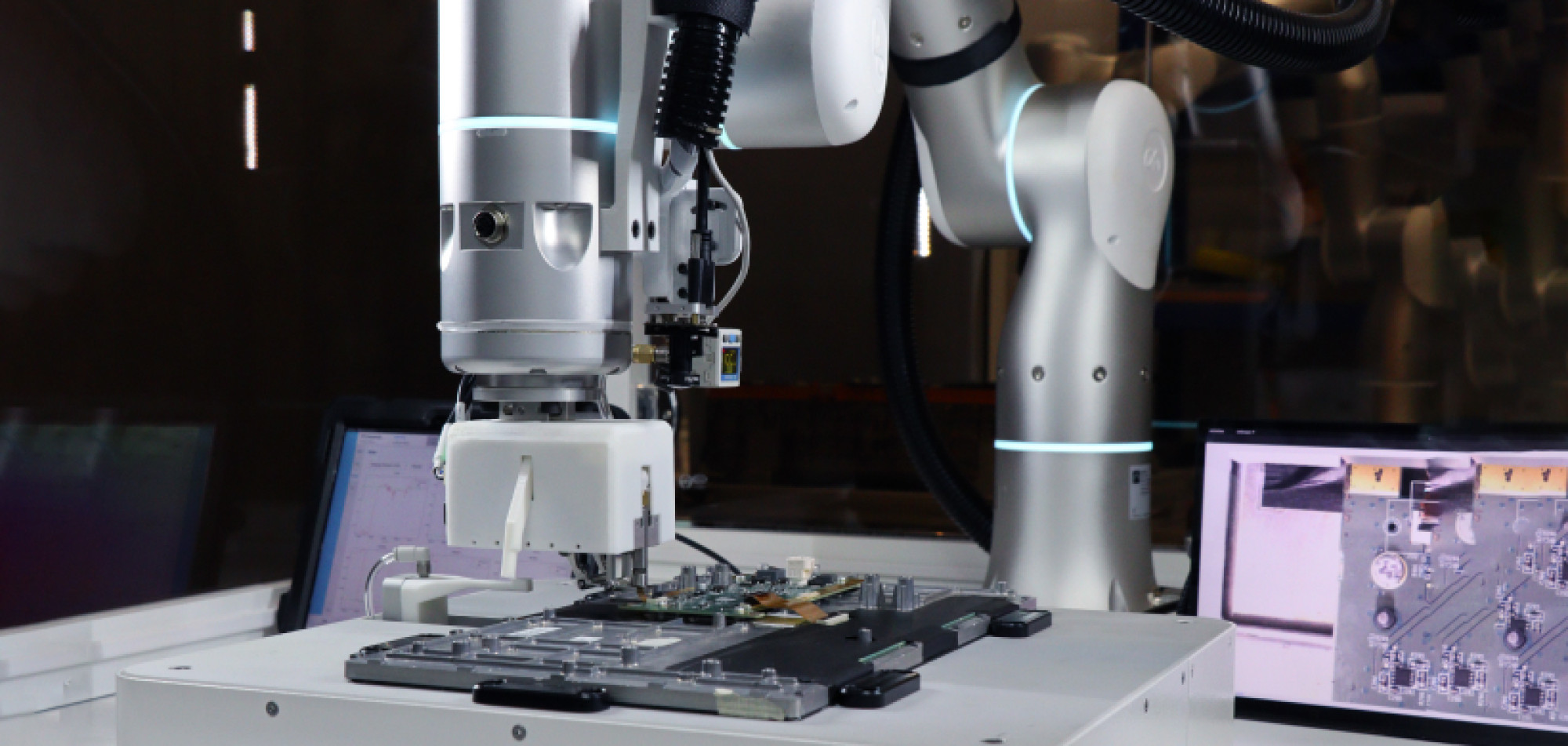 fpc robotics- robot pluging fpc to fpc connector