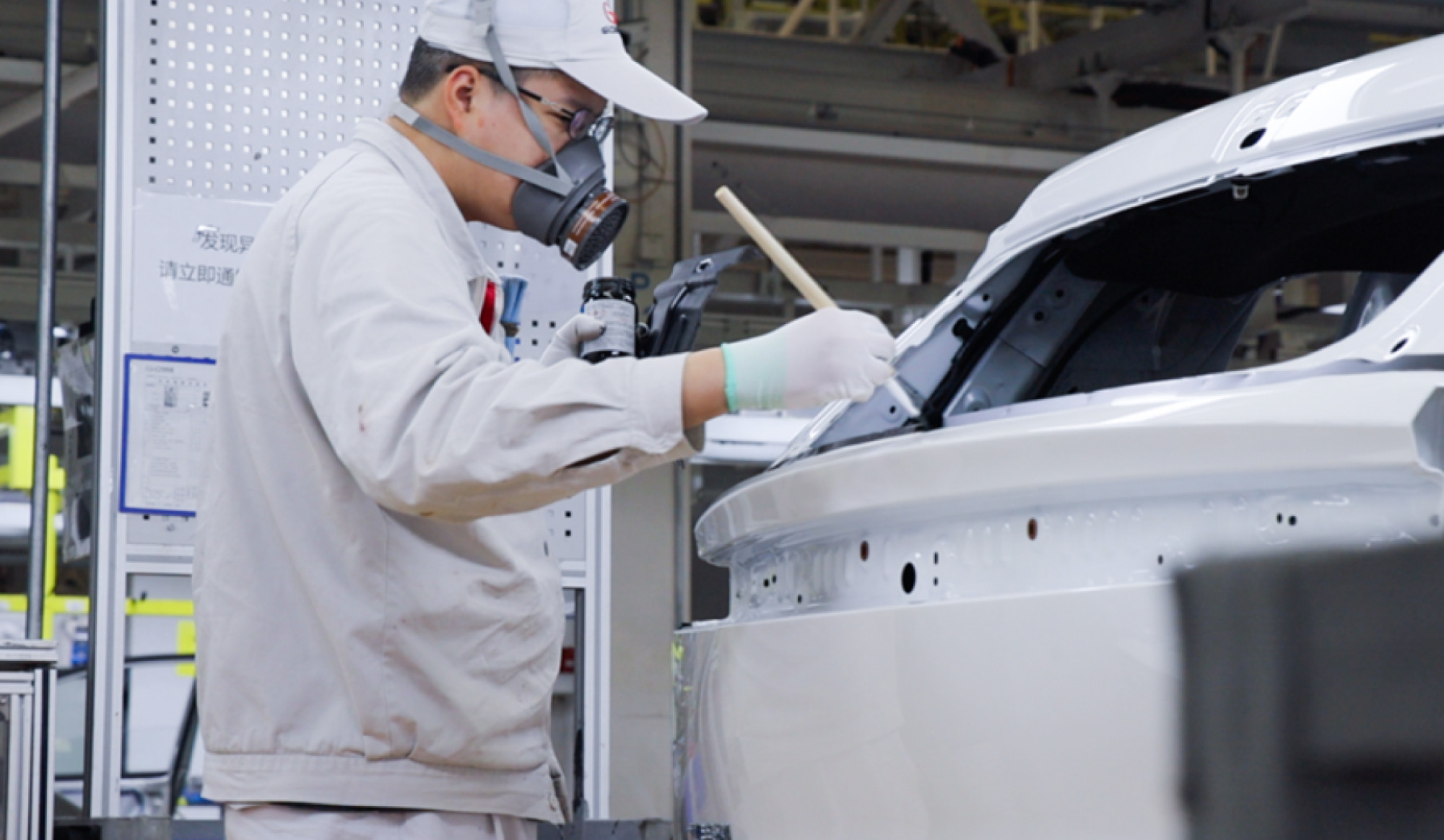 Conventional priming operations include substrate cleaning, dipping the primer, smearing, drying, etc. Most of the smearing work is done manually, while the operator will hold a brush with primer and apply it continuously and evenly on the surface of the substrate. After the primer is dried, the gluing process can be operated. 