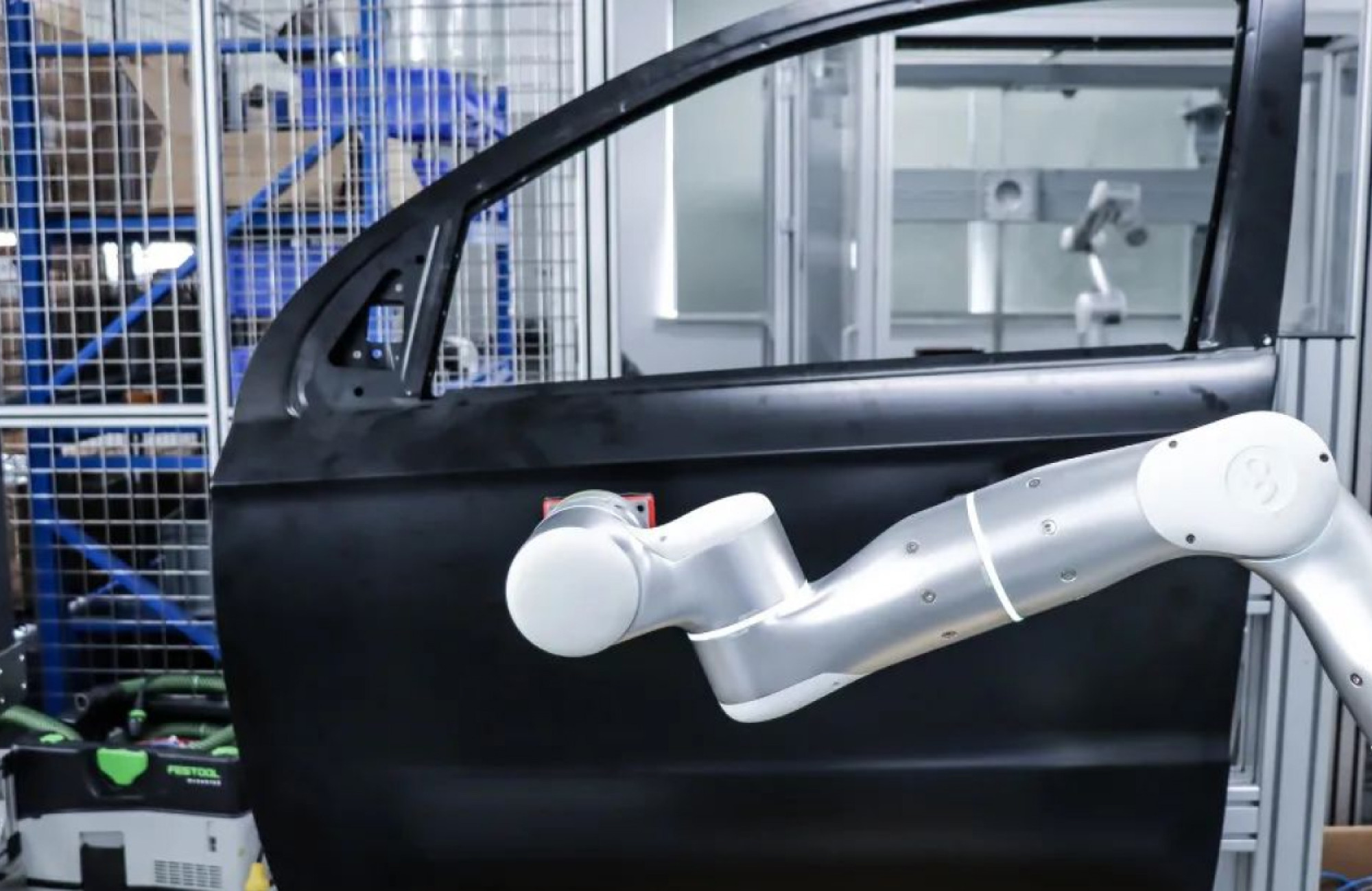 Grinding tools can vary from being passive, motorized, or even pneumatic, depending on the workpiece’s parameters such as size, curvature, or angularity. This variety demands different tools and techniques for different tasks.