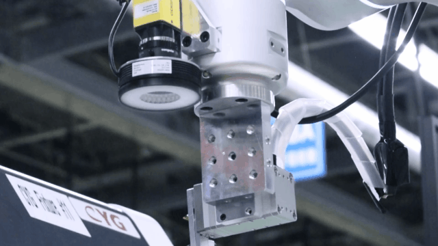 Hand-eye cooperation ensures high positioning accuracy