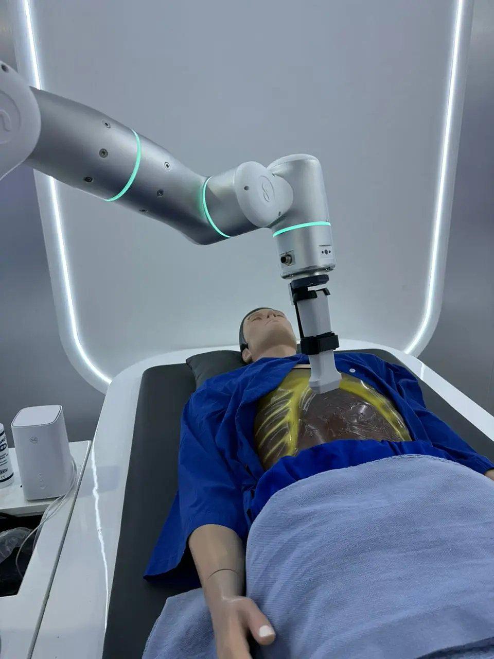 Flexiv adaptive robot performing precise ultrasound treatment