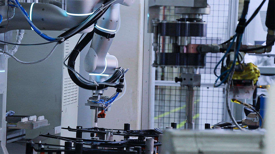 difference between 6 and 7 axis robot arms