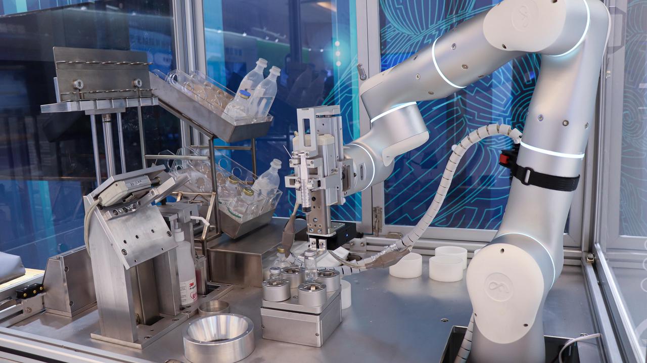 Introduction to Serial and Parallel Robots in Robotics