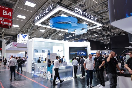 Flexiv Unveils Europe’s First Adaptive Robot Bartender at Automatica 2025